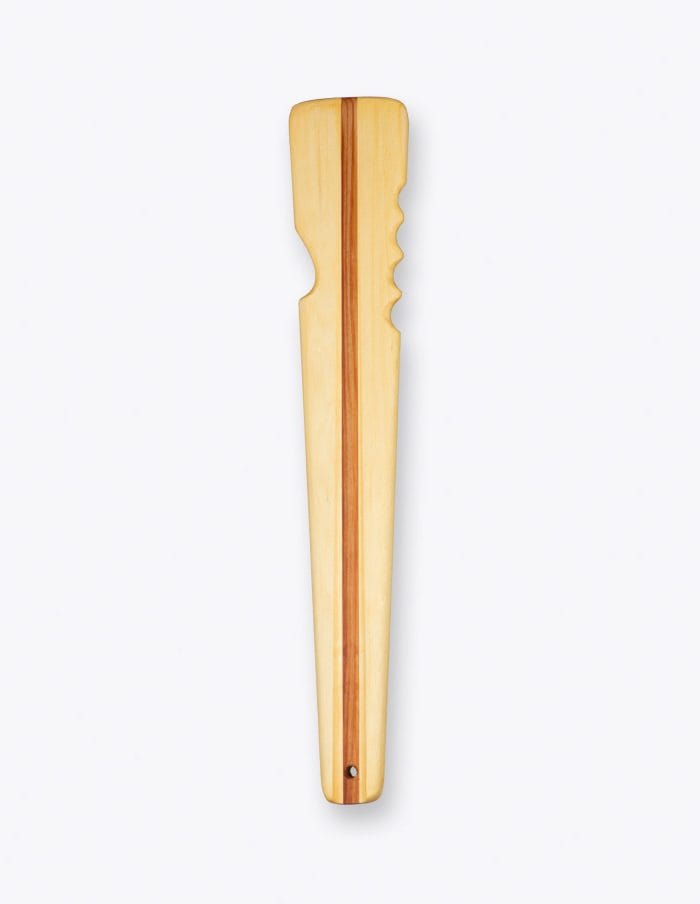 Gram 6600 norsaq throwing stick in light wood with a reddish centre stripe and finger grooves