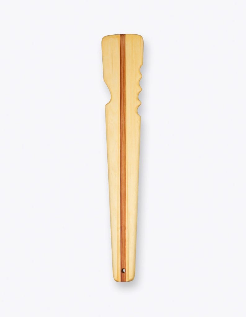 Gram 6600 norsaq throwing stick in light wood with a reddish centre stripe and finger grooves