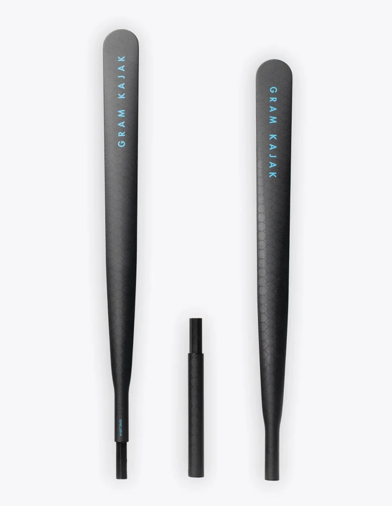 Gram 9100T three-piece carbon Greenland paddle, disassembled into three parts – the all-round model with soft shoulders