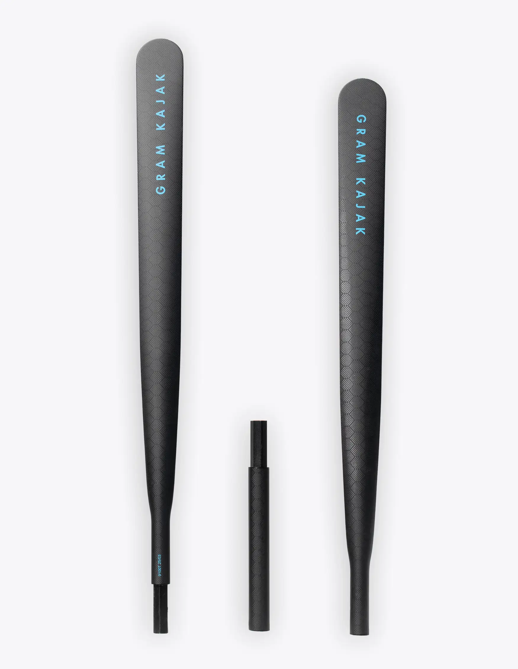 Gram 9100T three-piece carbon Greenland paddle, disassembled into three parts – the all-round model with soft shoulders