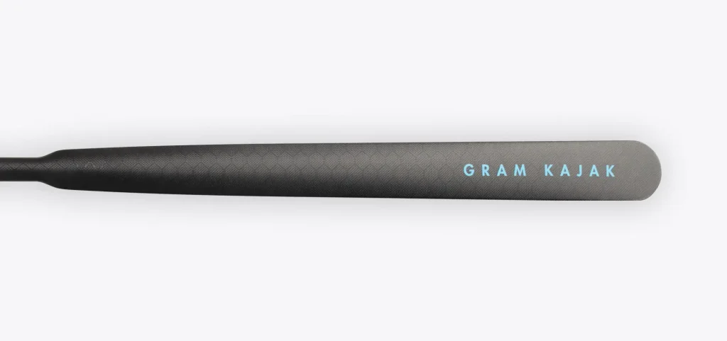 Carbonpagaj med Gram Kajak logo